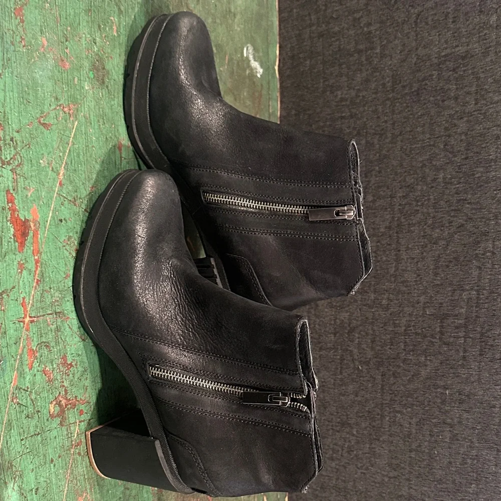 Sorel Black Leather Ankle Boots with Side Zippers